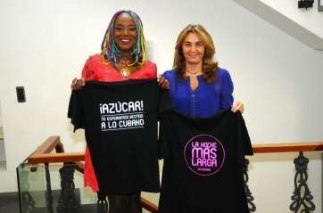 La concejala de Desarrollo Local con la cantante Lucrecia (Foto TA)