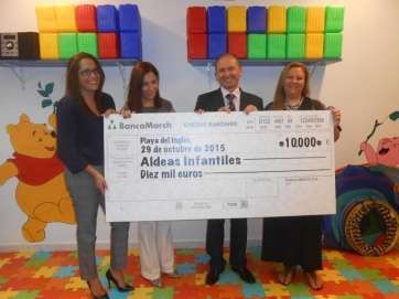 Momento de la entrega del talón solidario (Foto TA)