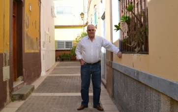 Eloy Santana, este mañana junto a la casa familiar en donde creció en Los Llanos (Foto TA)