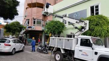 Montaje de los puestos de la fiesta (Foto TA)