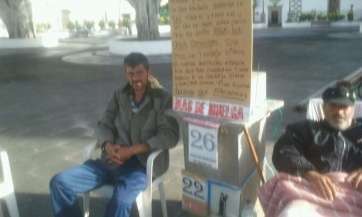 León (d.) y Brito, hoy lunes en la plaza de San Juan (Foto TA)