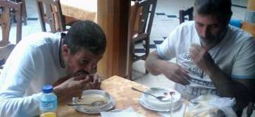 Santiago León, con barba, hace unos minutos en la plaza de San Juan, acompañado por José Antonio Brito (Foto TA)