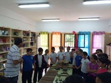 Abel Galindo, días atrás con los alumnos del CEIP Saulo Torón (Foto TA)