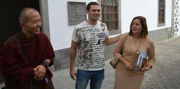 Gaden Nyari Tritul Rimpoche, junto a Alexis Rodríguez y Guadalupe Santana, hoy en San Juan (Foto TA)