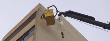 Trabajos de acondicionamiento de la pared donde se realizará el mural (Foto TA)