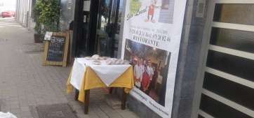 Mesa con tarrinas de comida delante del restaurante 