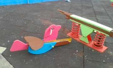 Juego infantil de Cánovas del Castillo, destrozado durante el fin de semana (Foto C7)