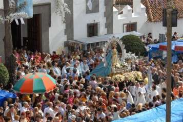 Imagen de archivo de la procesión de la Virgen de La Concepción por las calles de Jinámar (Foto TA)