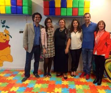 Un momento de la visita de Natalia Santana (2i.) a Aldeas Infantiles SOS (Foto TA)