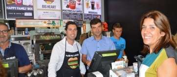 El portavoz socialista Alejandro Ramos despacha a la alcaldesa Carmen Hernández en un momento del evento solidario de este viernes (Foto TA)