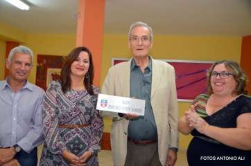 Momento de la entrega de la placa a Martín con su nombra para el salón del local vecinal (Foto Antonio Alí)