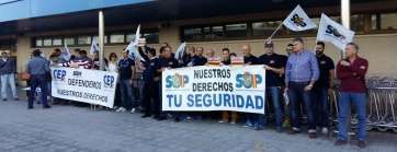 Un momento de la protesta,esta mañana, en Gando (Foto TA)