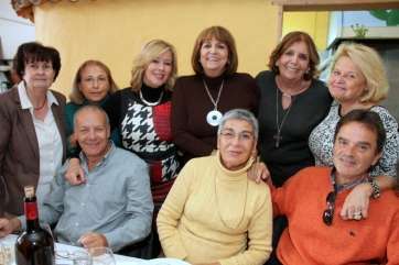 Un grupo de antiguos alumnos del Instituto Laboral durante el almuerzo (Foto Jesús Ruiz)
