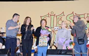 María Medina y Mari Carmen Hernández, entre la alcaldesa y el exconcejal Pedro Galván, anoche en el escenario de la plaza de Jinámar (Foto Isabel Quintana)