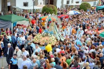 La Virgen de La Concepción, arropada a la salida del templo de Jinámar por miles de fieles (Foto TA)