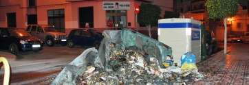 Quema de contenedores ocurrida el 5 de mayo de 2013 en Los Llanos, frente a la sede del PSOE (Foto TA)