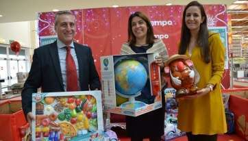 Ojeda, Hernández y Santana, con tres juguetes en sus manos (Foto TA)