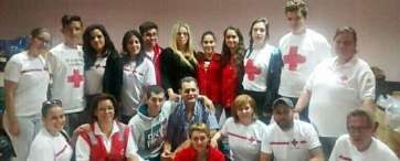Los directores de la emisora con miembros de Cruz Roja que colaboraron en la iniciativa (Foto TA)