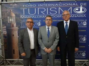 Sebastián Quintana, el primero por la izquierda, con el alcalde de San Bartolomé de Tirajana, en el centro de la imagen (Foto TA)