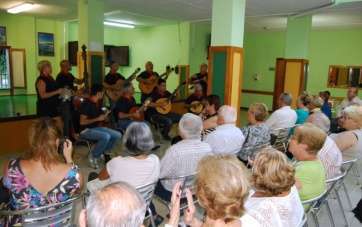 Imagen de archivo de una parranda actuando en el Centro de Mayores (Foto TA)