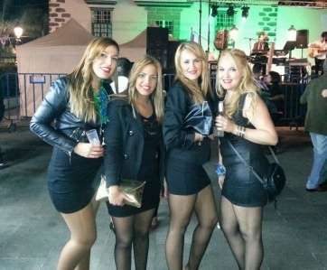 Cuatro chicas, en una fiesta pasada de Fin de Año en la plaza de San Juan (Foto TA)