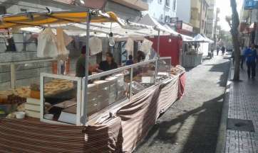 Puesto de productos canarios en la calle de Navarra, el pasado sábado (Foto TA)