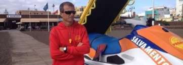 El socorrista Juanma Dávila, en la playa de Melenara (Foto TA)