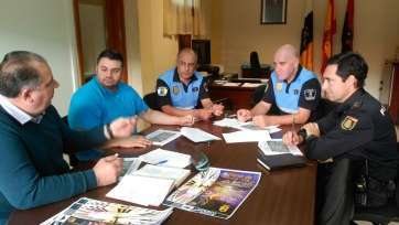 Los responsables municipales y policiales, esta mañana coordinando el dispositivo de seguridad navideño (Foto TA)