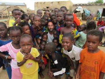 Pepe Naranjo, en el centro y rodeado de niños, en una imagen de Facebook (Foto TA)