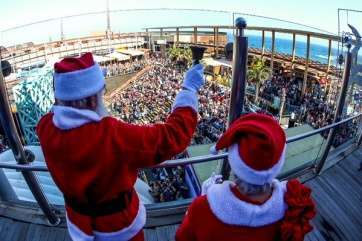 Papá Noel saluda a los niños y adultos que le esperaban en el auditorio de Las Terrazas (Foto TA)