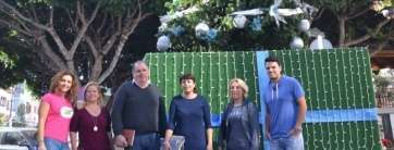 El concejal de Festejos Juan Martel y la consejera insular Minerva Alonso con miembros del colectivo comerciantes y Rubén Darío Rodríguez (Foto TA)