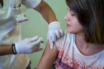 Vacunación de la gripe a una joven (Foto TA)