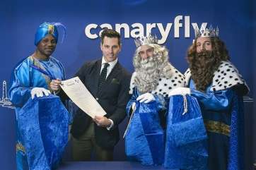 Los Reyes Magos recogen los billetes para recorrer el Archipiélago en los aviones de Canaryfly (Foto TA)