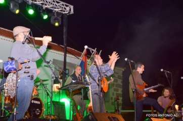 El grupo Non Trubada, durante el concierto de esta noche en San Juan (Foto TA)