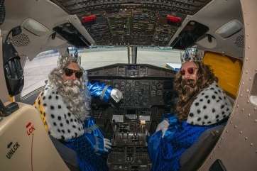 Los Reyes Magos, a los mandos de uno de los aviones de CanaryFly (Foto TA)