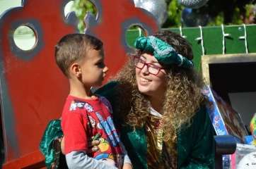Una de los pajes reales atiende las peticiones de un niño de Telde (Foto TA)