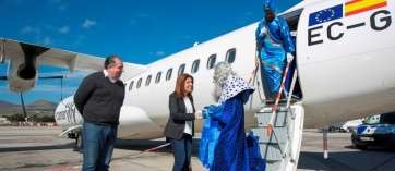 Los Reyes Magos son saludados por la alcaldesa y concejal al bajarse del avión que les transportaban (Foto TA)