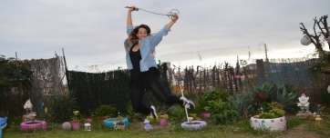 Rocío Ruano, este lunes, dando muestras de su desparpajo en la casa de sus padres (Foto TA)