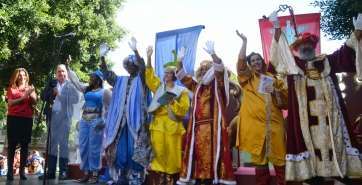 Parte de la comitiva real, a su paso por Melenara (Foto TA)