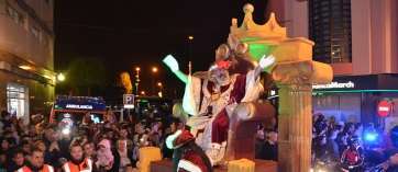 Melchor saluda a los niños desde su carroza (Foto TA)