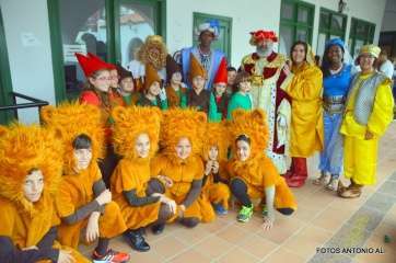 Los Reyes Magos, en la Casa de la Juventud, antes de la Cabalgata (Foto Antonio Alí)