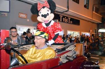 Uno de los personajes de Disney que participó en el desfile (Foto Antonio Alí)