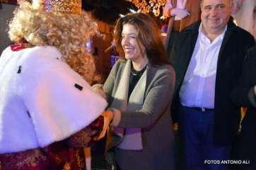 La alcaldesa de Telde saluda a Melchor (Foto Antonio Alí)