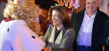 Carmen Hernández saluda a Melchor, anoche en la plaza de Los Llanos (Foto Antonio Alí)