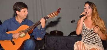 Rocío Ruano, anoche en el Teatro Municipal, acompañada de su padre a la guitarra (Foto Antonio Alí)