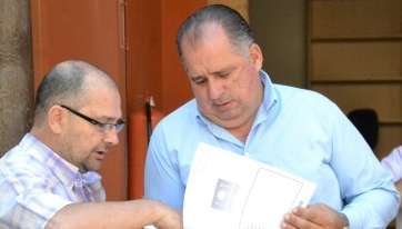 El concejal de Festejos con un funcionario de su departamento (Foto TA)