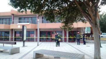 Imagen de archivo de los bomberos en centro comercial de La Garita por la caída de cascotes (Foto TA)