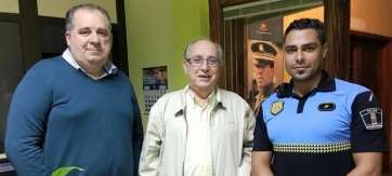 Pedro Suárez, entre el concejal Juan Martel y el agente que le salvó la vida, Sergio Mendoza (Foto TA)