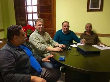 El concejal Juan Martel (2d) reunido con los representantes de Telcarrozas (Foto TA)