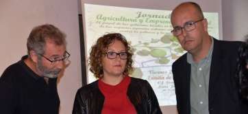 Xavier Aparici, presidente de Adesco y filósofo, promotor del proyecto, con la concejala de Agricultura y el economista Javier Hernández (Foto TA)